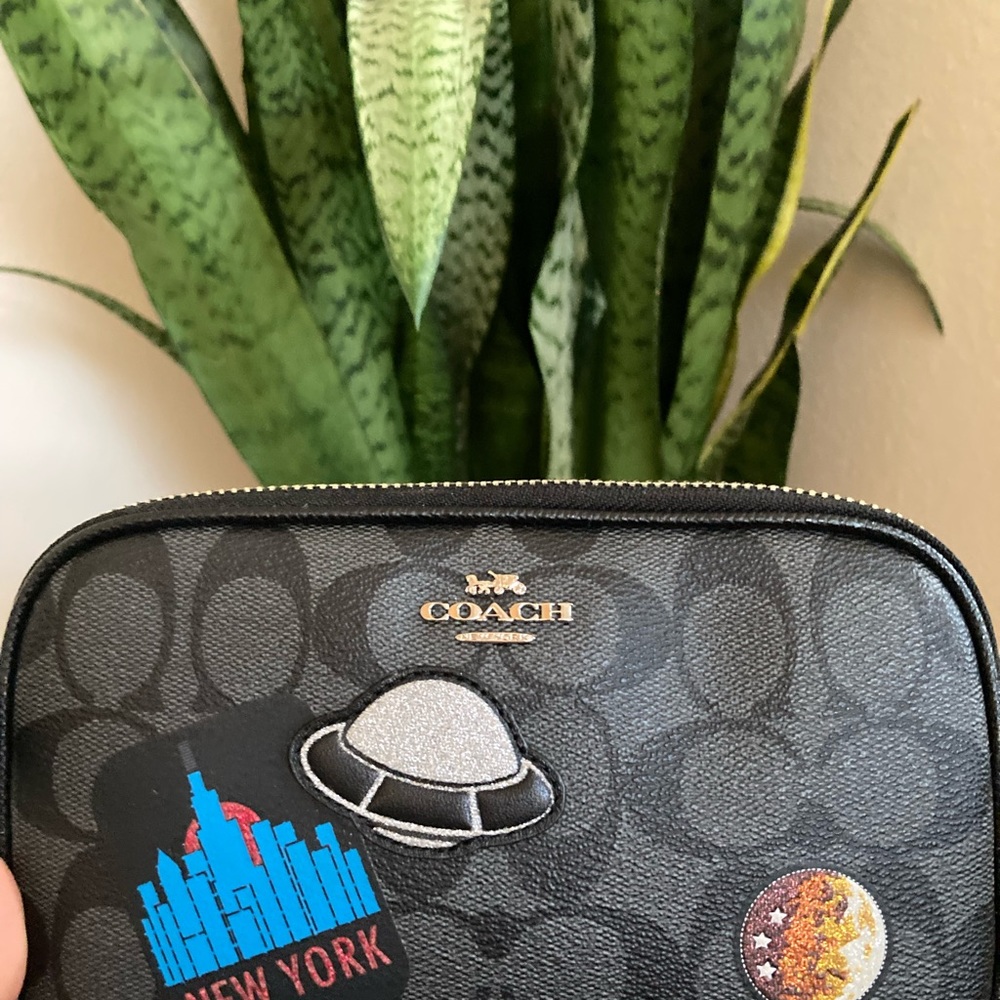 😱👜Like New Authentic Coach CROSSBODY POUCH WITH SPACE PATCHES - Picture 3 of 15